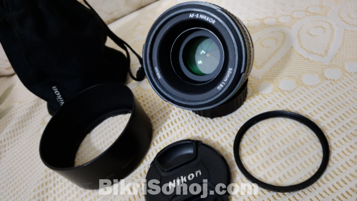 Nikon 50mm 1.8G Prime leans with Caps, Hood. filter